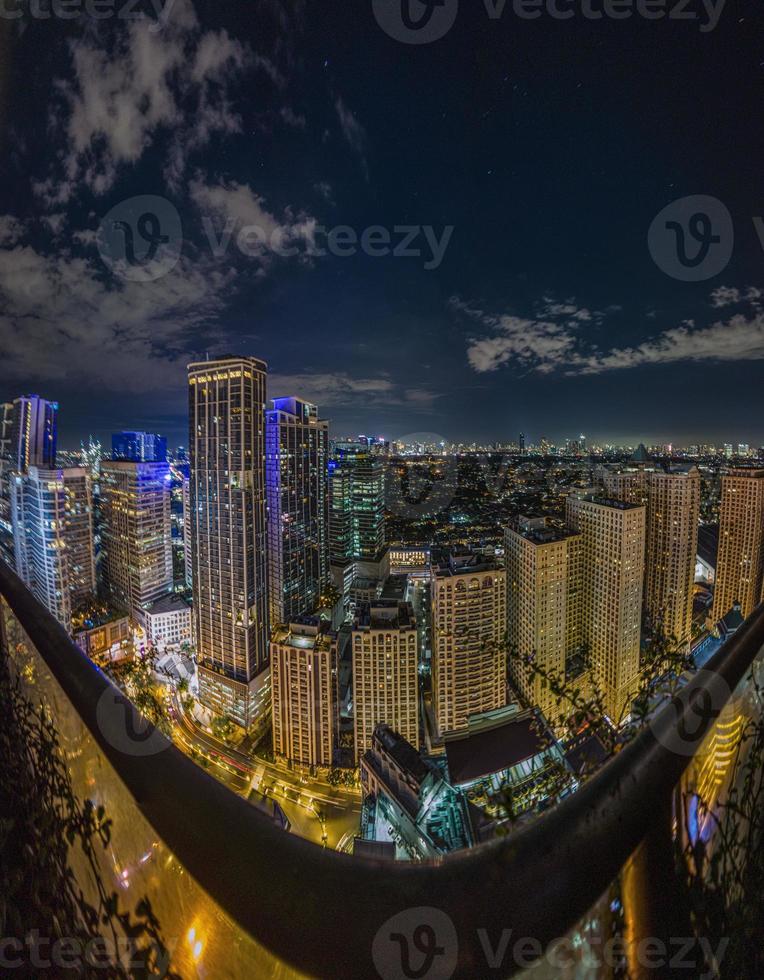 panorama- bild över manila horisont på natt foto