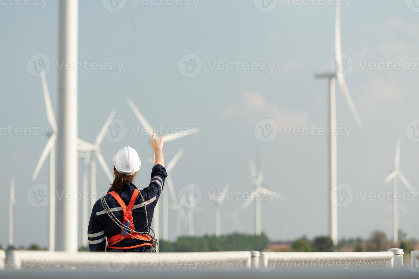 ingenjör på naturlig energi vind turbin webbplats med en uppdrag till klättra upp till de vind turbin blad till inspektera de drift av stor vind turbiner den där konverterar vind energi in i elektrisk energi foto