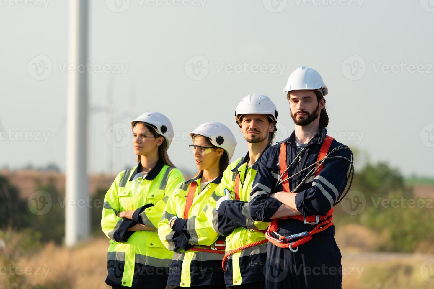 porträtt av ingenjör stationerad på de naturlig energi vind turbin webbplats. med dagligen granska uppgifter av större vind turbin operationer den där omvandla vind energi in i elektrisk elektricitet foto