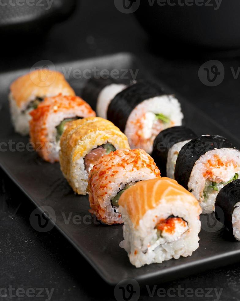 närbild tallrik med sushi foto