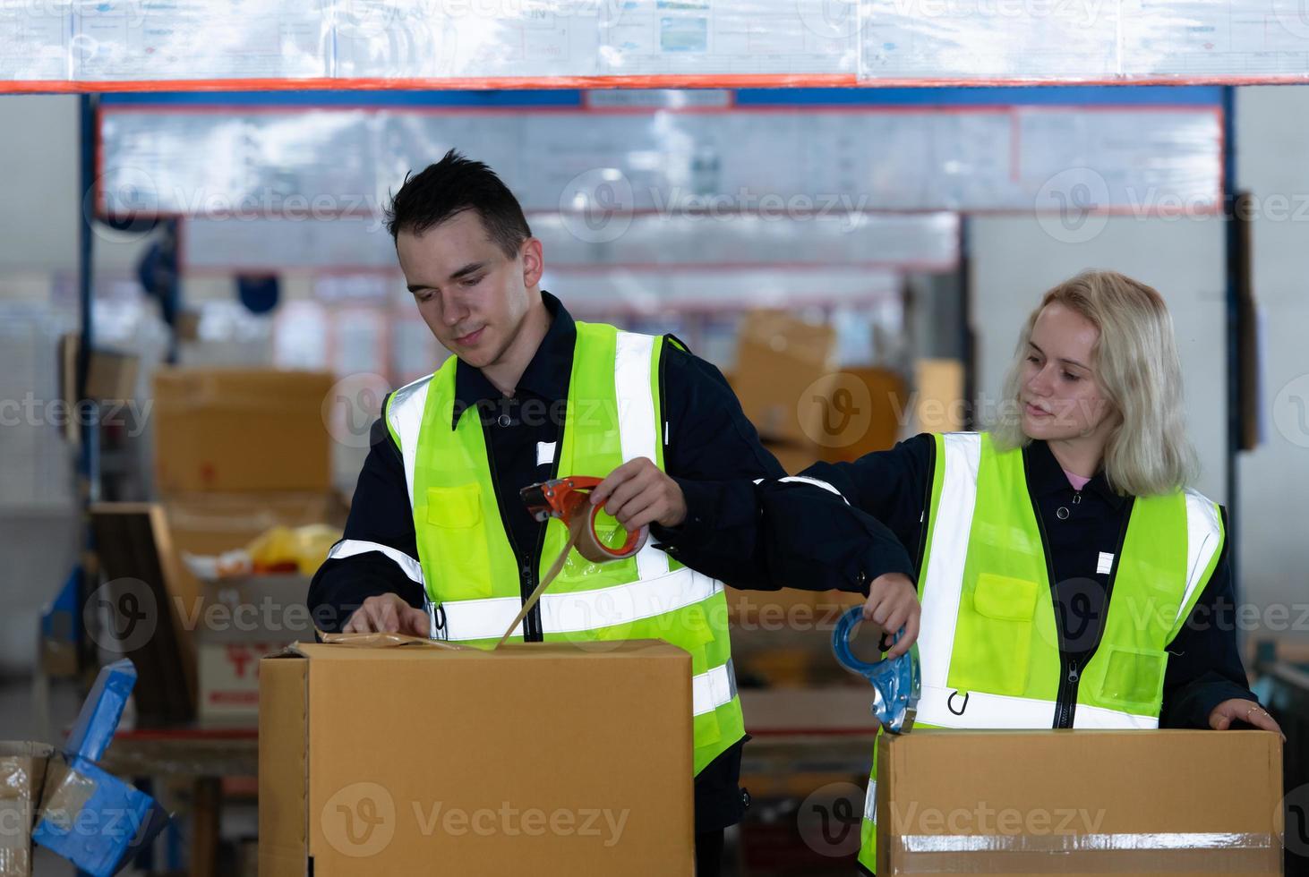 grupp av arbetstagare i bil delar lager förpackning små delar i lådor efter inspekterande de bil delar den där är redo till vara skickade till de bil hopsättning växt. foto