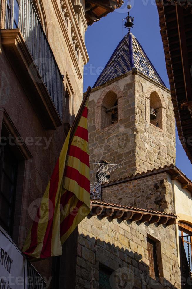 torre de las horas i solsona mellan en catalonia flagga foto