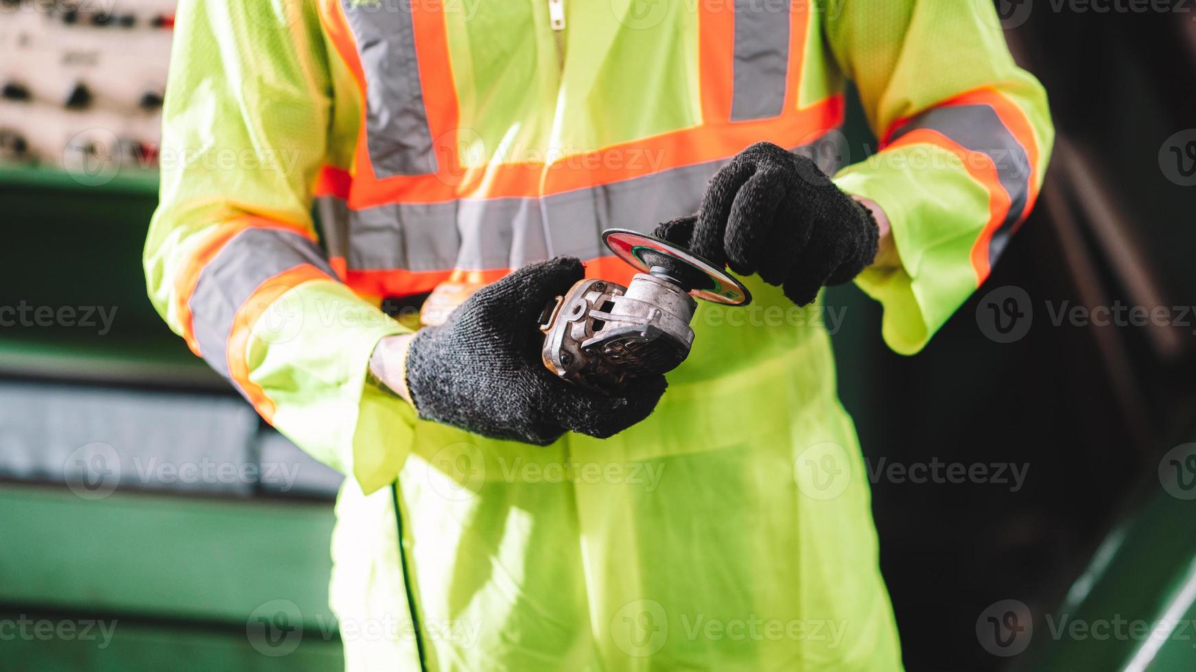 stänga upp av fabrik arbetstagare man bär säkerhet skydd med i handskar till förbereda för arbete ark metall nibblare fräs foto