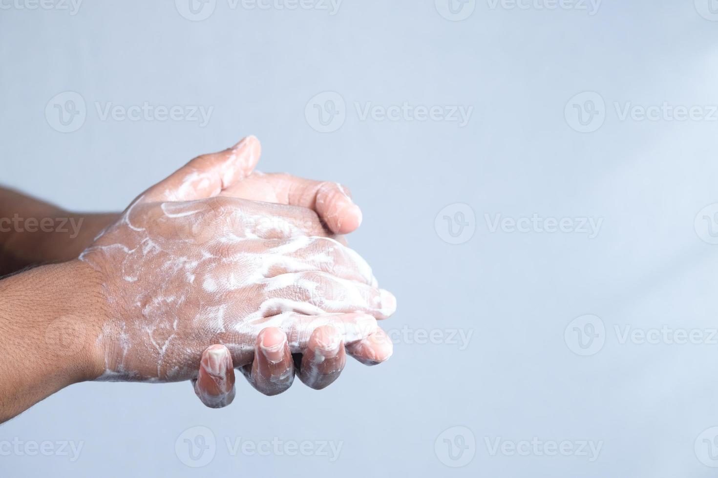 person som tvättar händerna foto