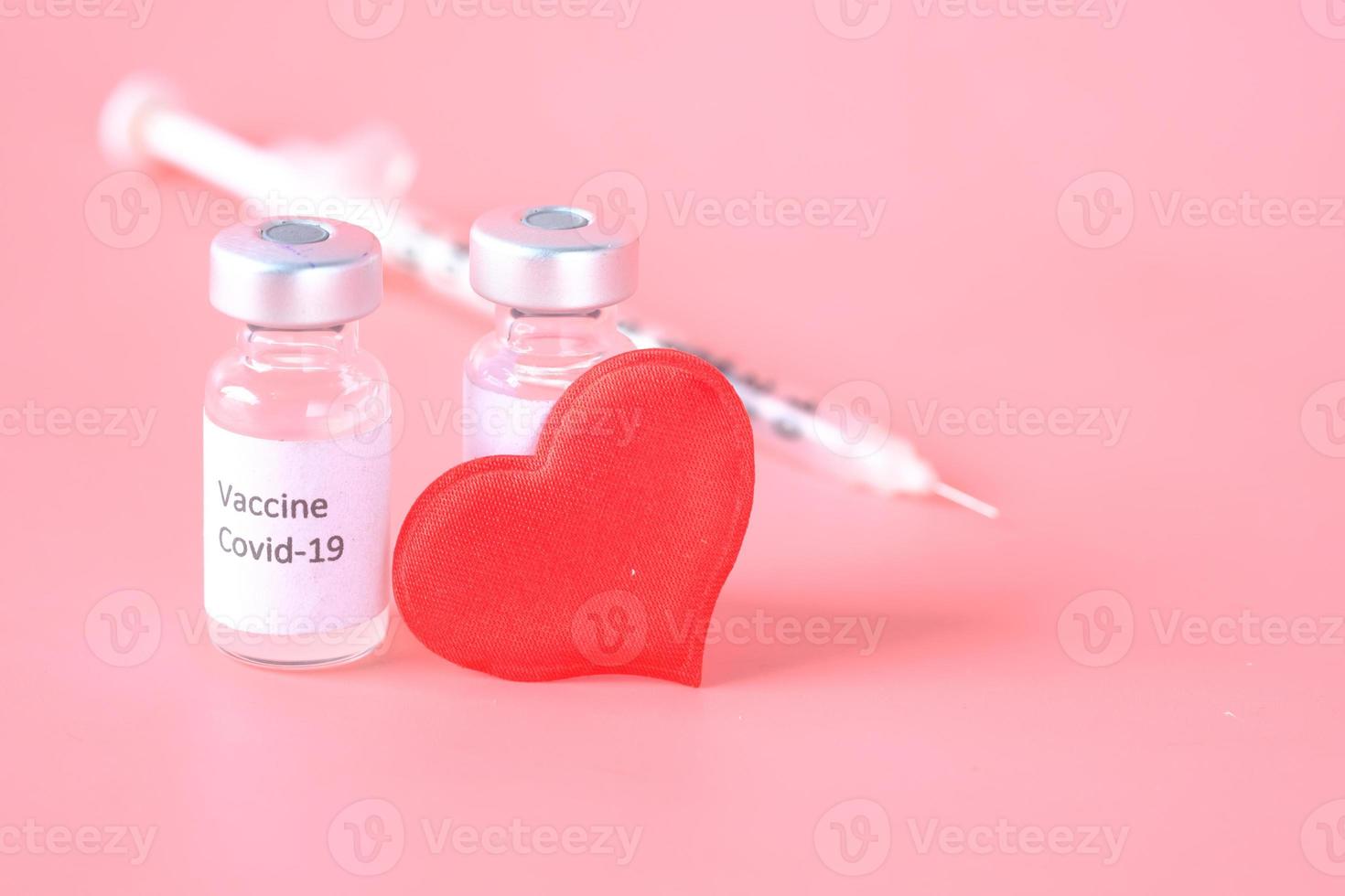 hjärta med covid-19-vaccin foto