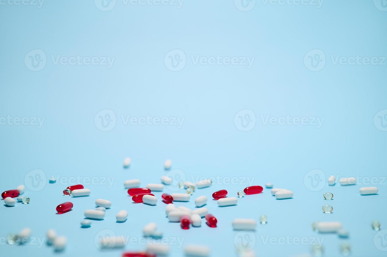 blå bakgrund med spridd farmaceutisk piller och gel kapslar för medicinsk behandling. värld hälsa dag. apotek foto