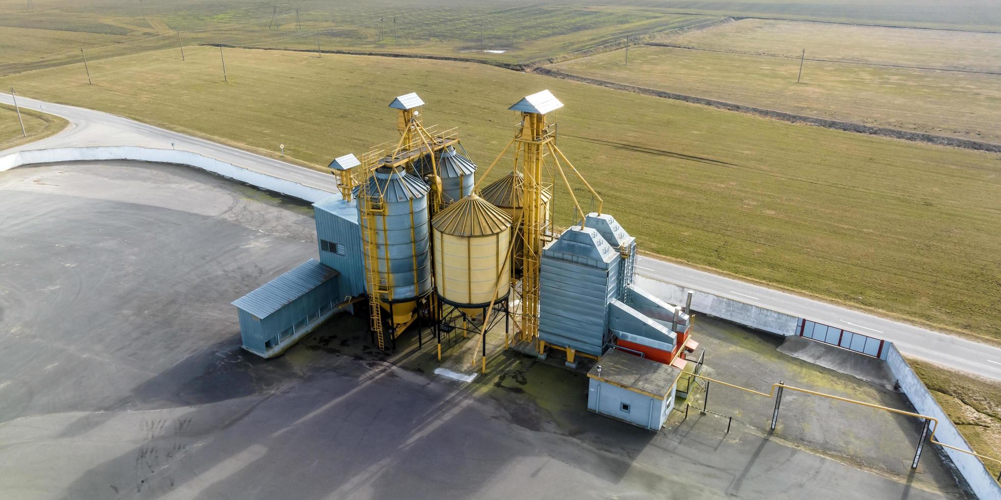 antenn panorama- se på agroindustriell komplex med silos och spannmål torkning linje för torkning rengöring och lagring av jordbruks Produkter foto