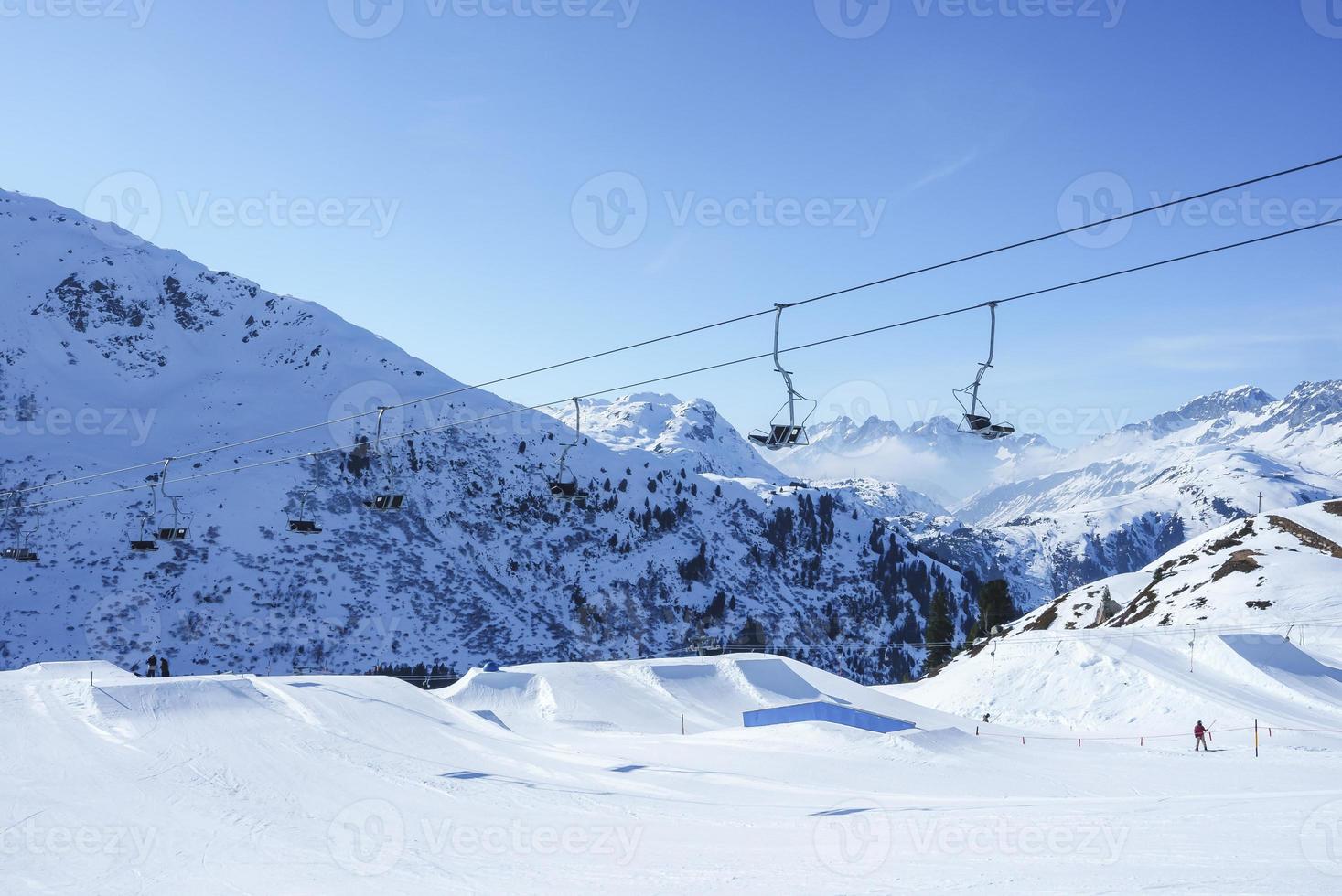 åka skidor hissar över snö berg på solig dag foto