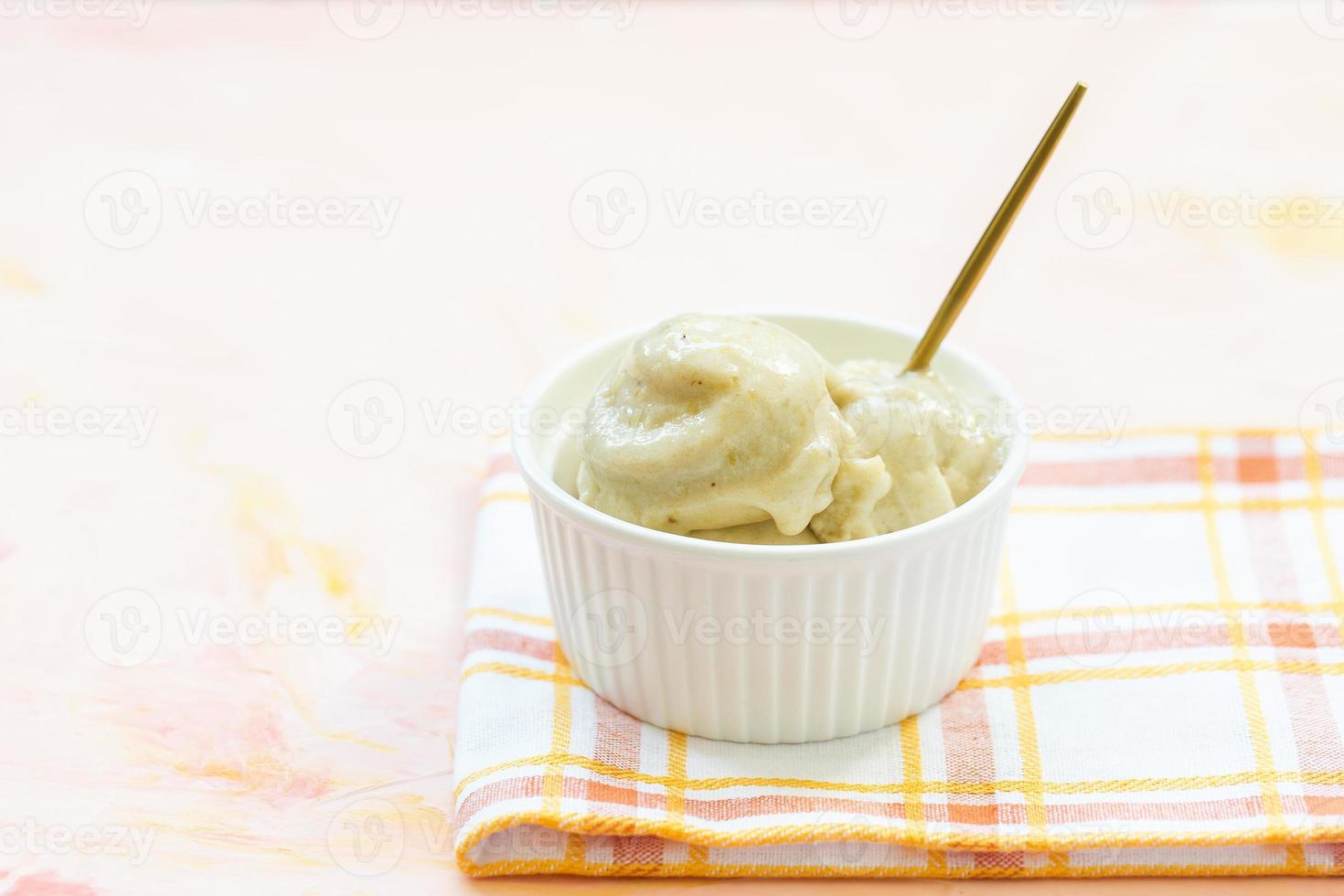 vegan hemlagad banan och mango gelato is grädde. foto