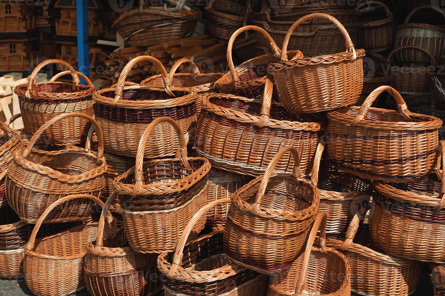 traditionell handgjort korgar i gata affär foto