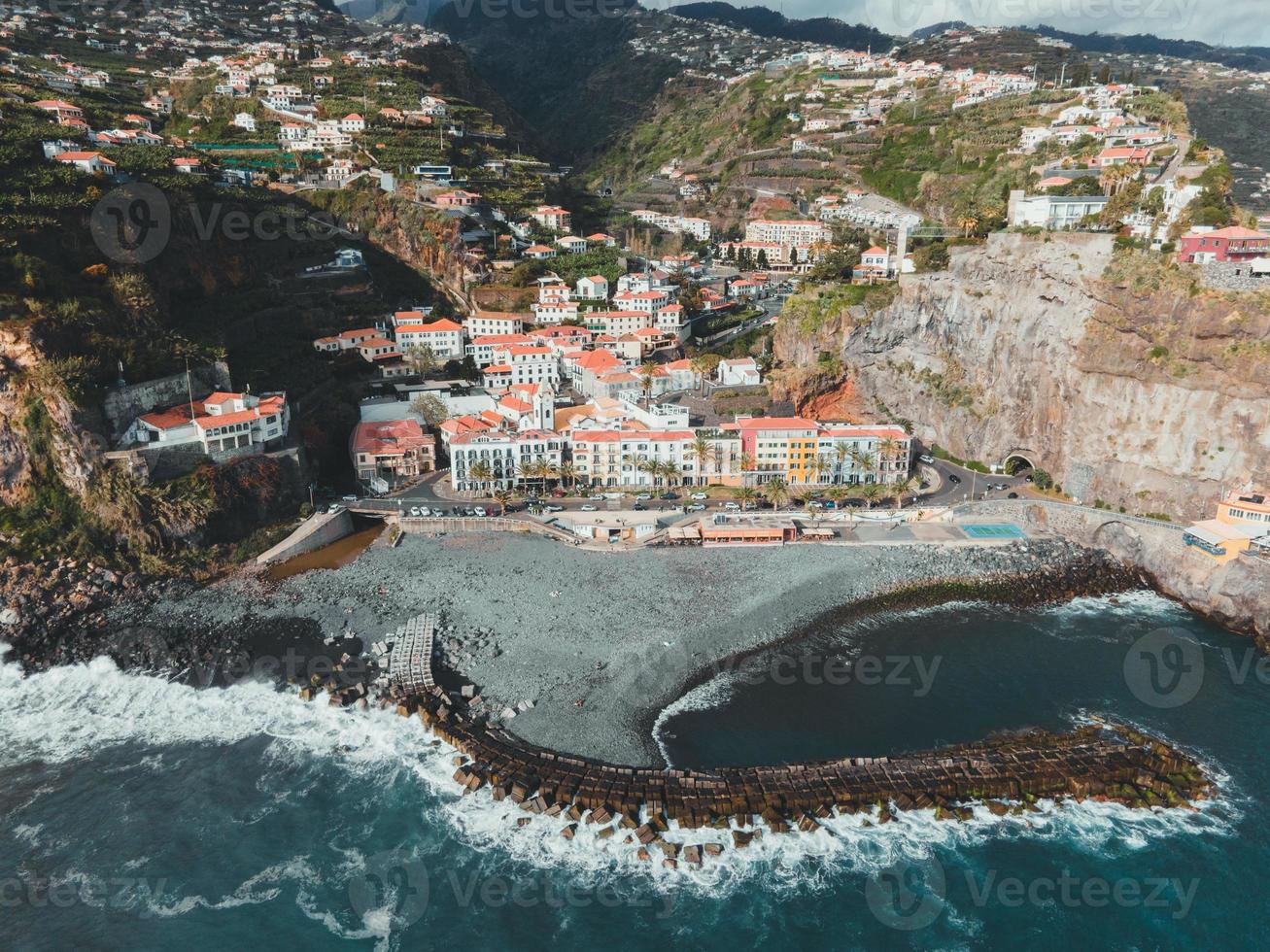 Drönare visningar av ponta do sol i madeira, portugal foto