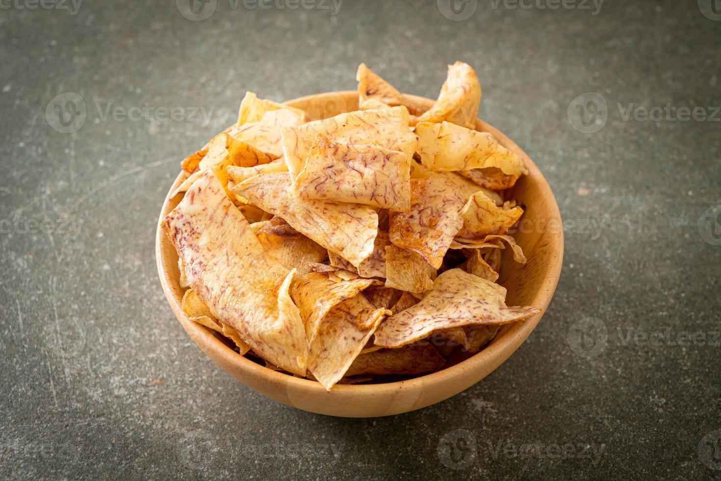 krispiga söta taro chips - mellanmål foto