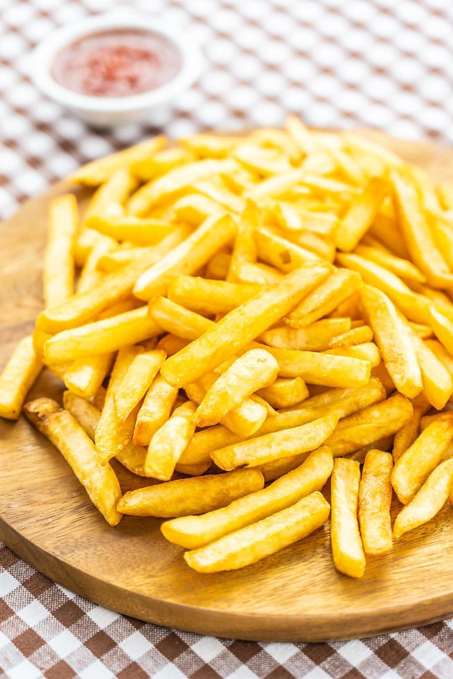 pommes frites med tomat- eller ketchupsås foto