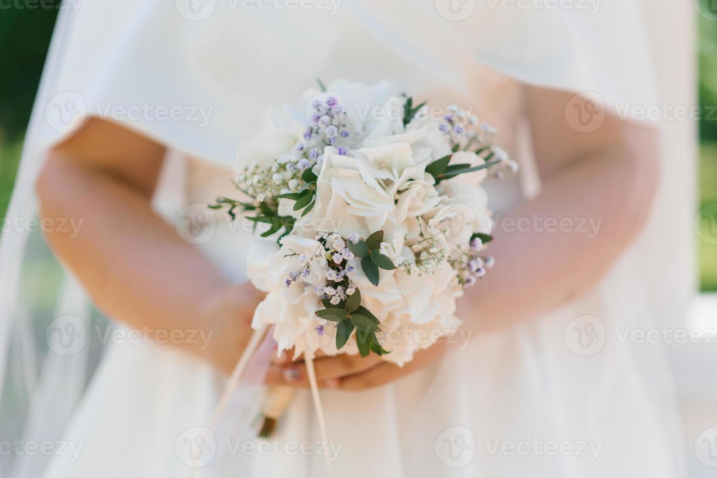 delikat bröllop bukett med vit hortensia i de händer av de brud foto