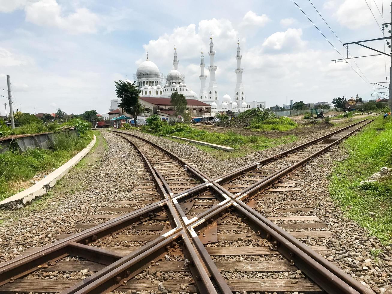 surakarta, Indonesien, januari 2023. järnväg infrastruktur och vackert isolerat sheikh zayid moské foto