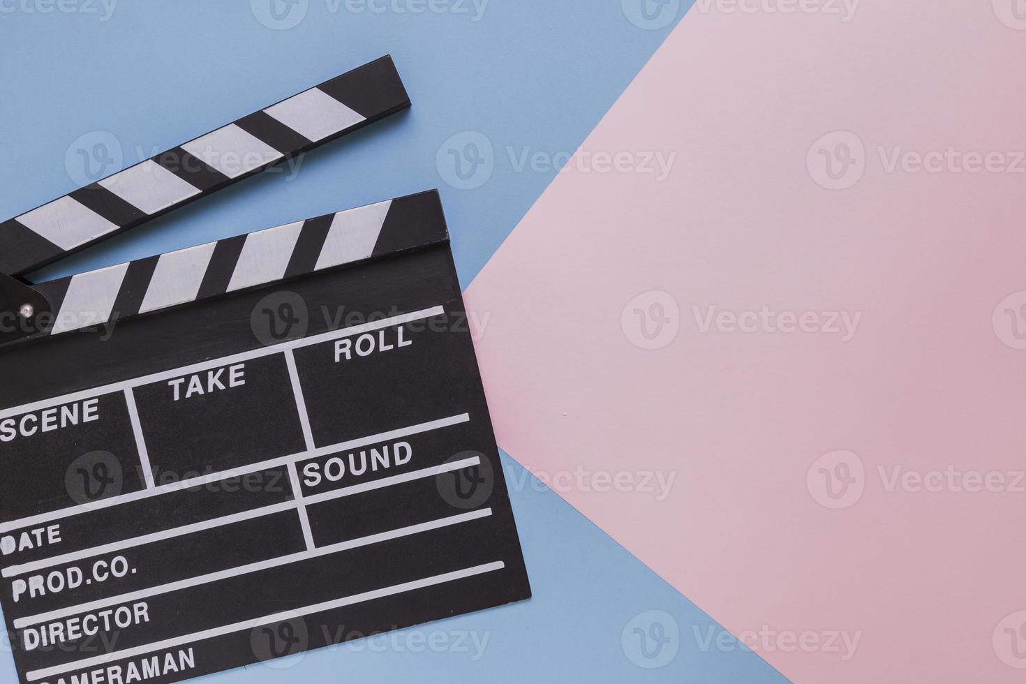 bio clapboard på blå rosa geometrisk bakgrund foto