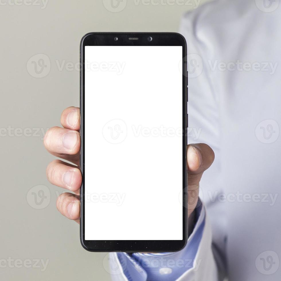 närbild manlig läkare hand visar smartphone med vit skärm foto