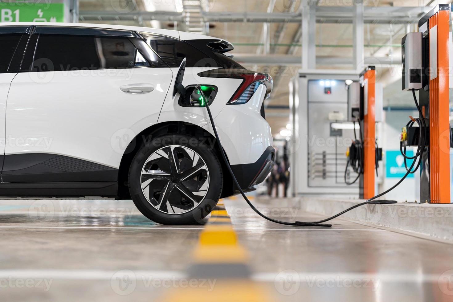 laddning av elektrisk bilar på en laddning station, bil- industri, transport foto