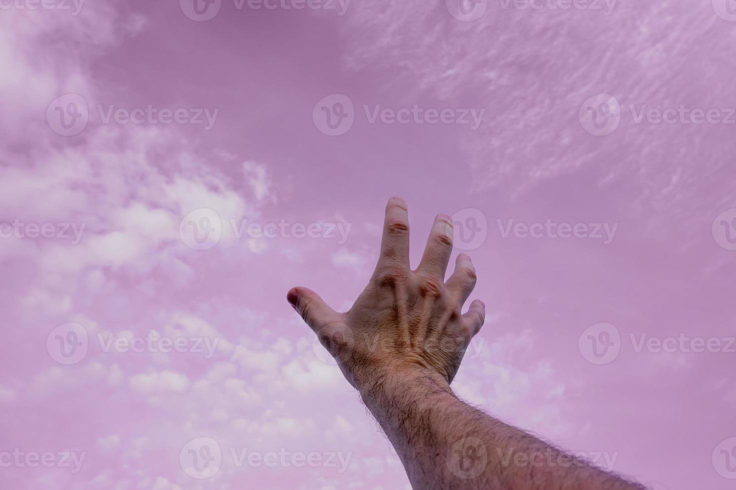 hand upp gestikulerar i de rosa himmel, känslor och känslor foto