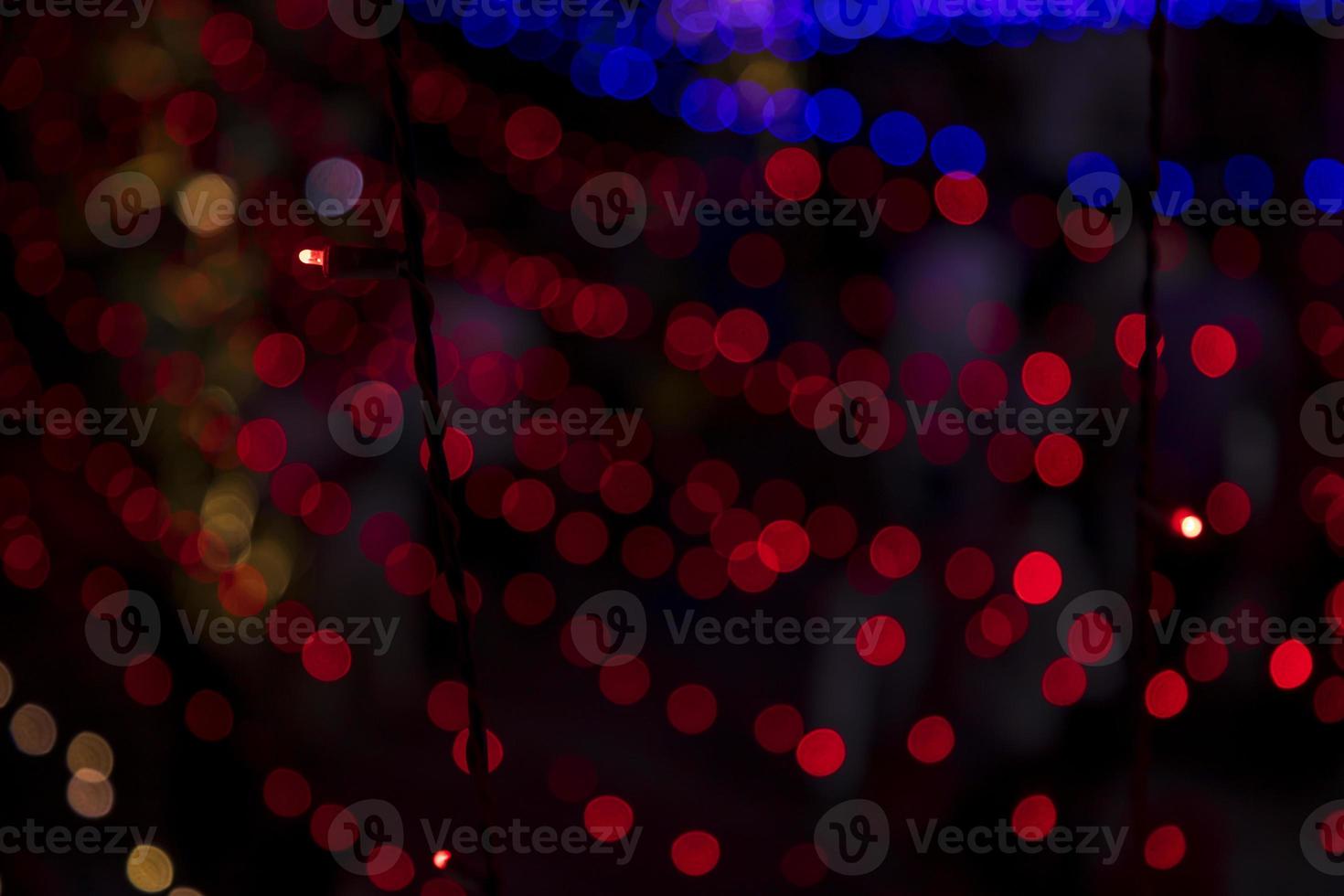 röd defokusering abstrakt bokeh ljus effekter på de natt svart bakgrund textur foto