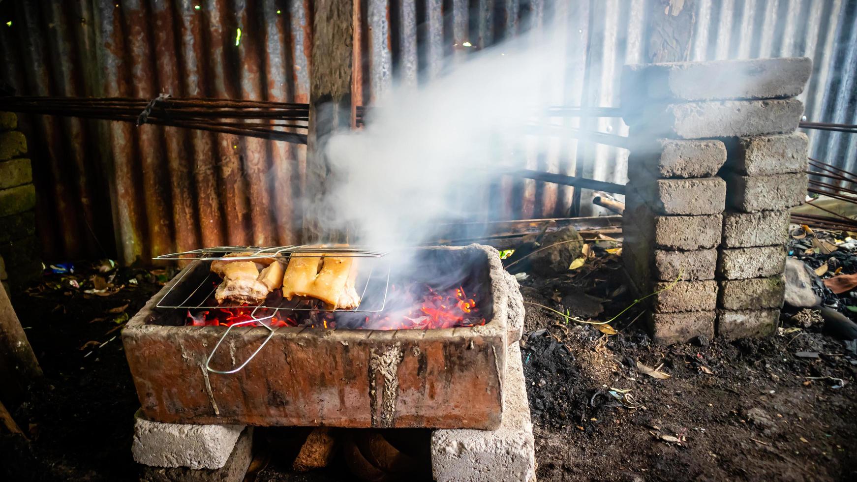 fläsk varelse grillad på kol foto