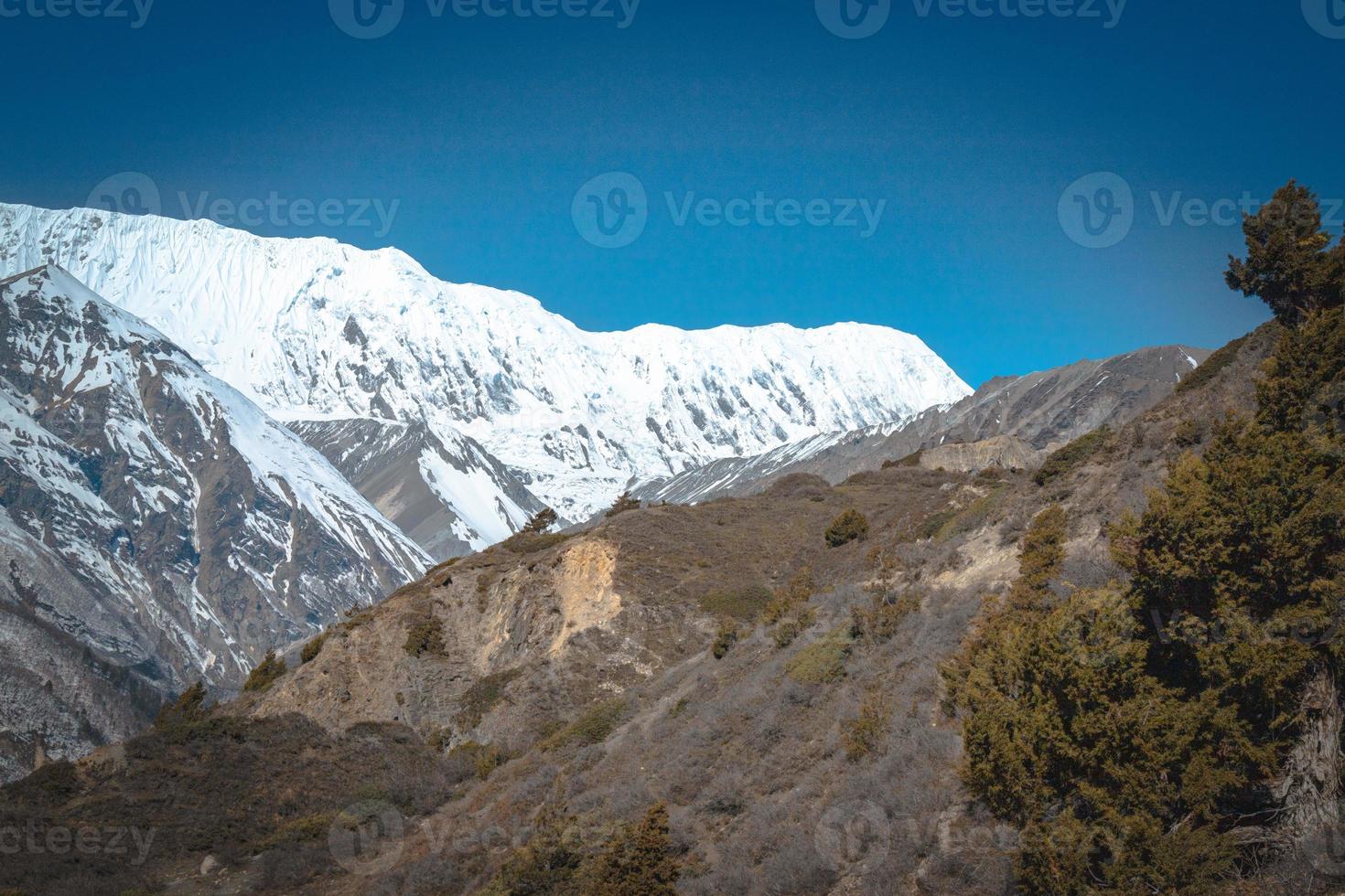 vit himalaya och blå himmel Allt över foto