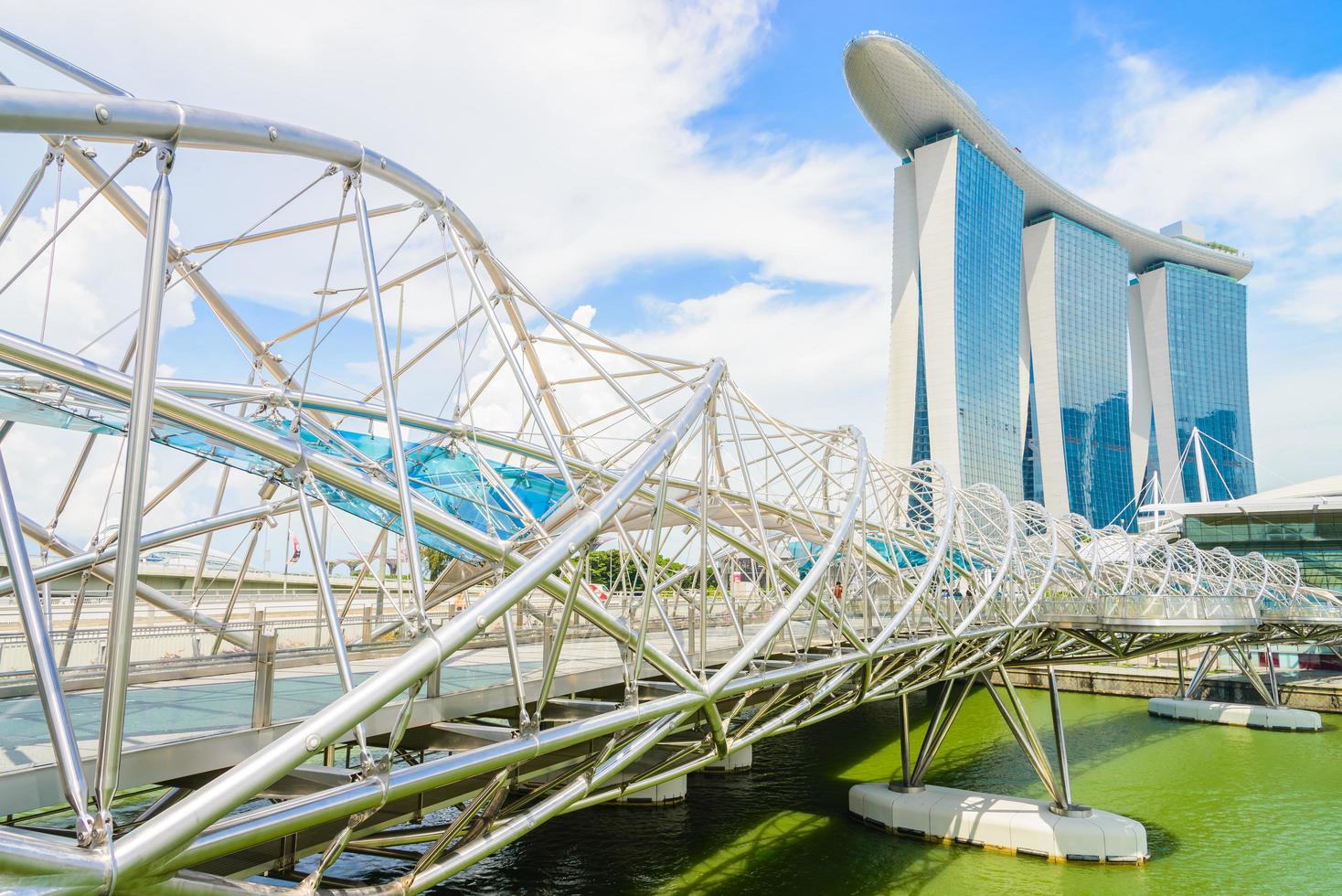 helix bridge med marina bay byggnad i singapore foto