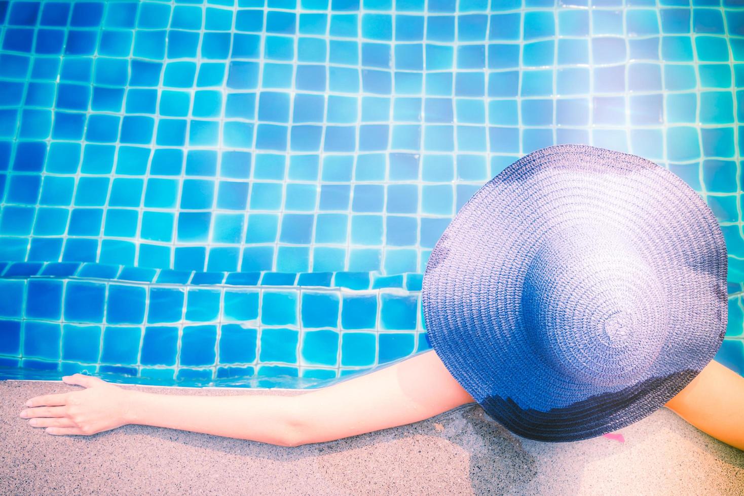 kvinna i poolen foto