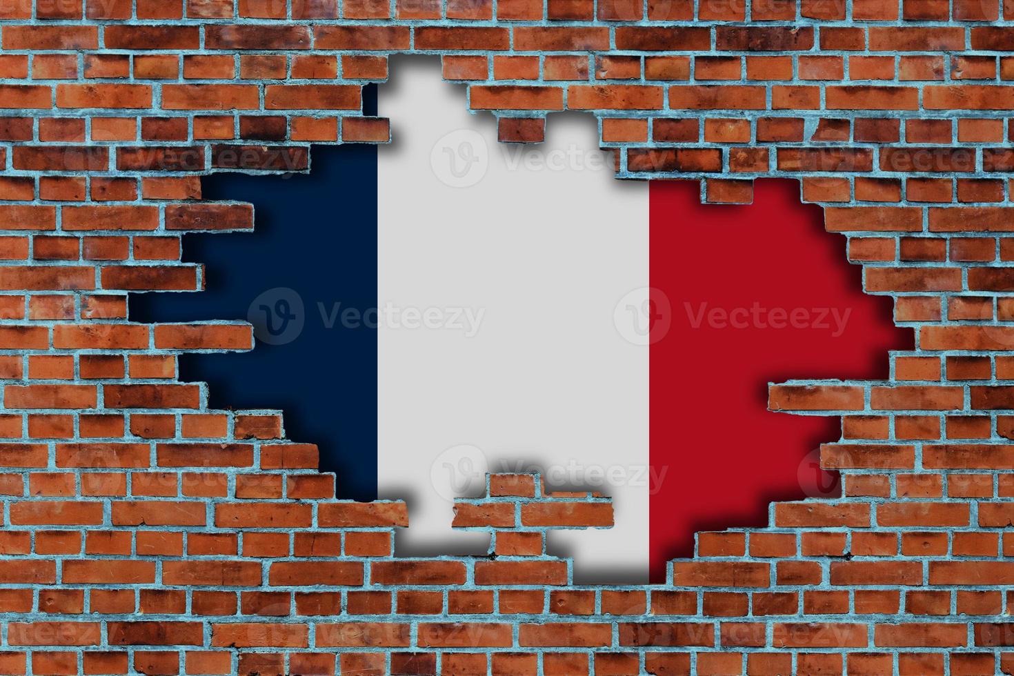 3d flagga av Frankrike Bakom de bruten gammal sten vägg bakgrund. foto