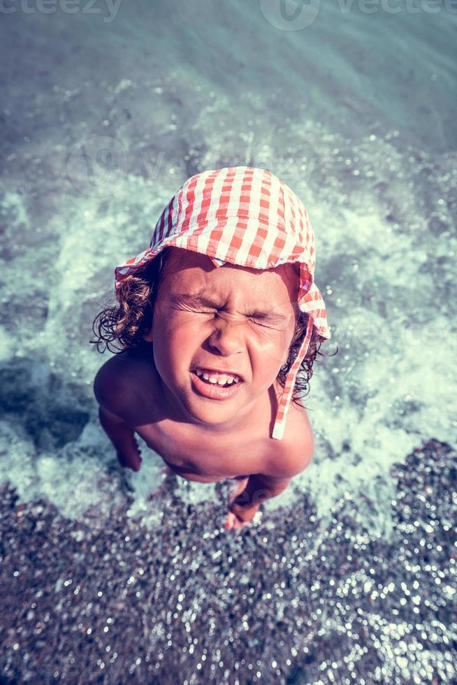 rolig barn på de strand foto