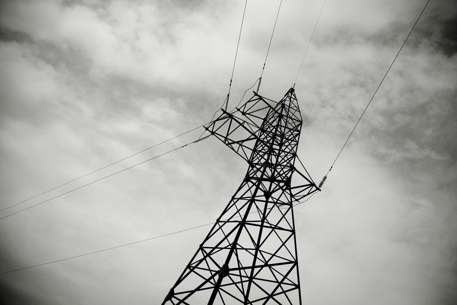 en pylon i svartvitt. högspänningsledning. foto