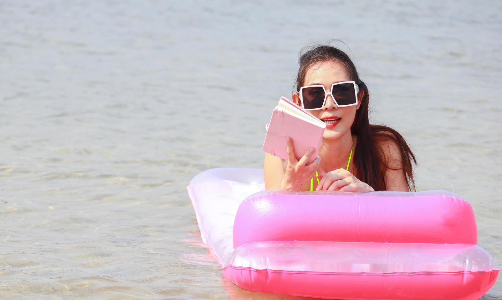 asiatisk vacker kvinna som tycker om att koppla av på stranden. vackra tjejer tycker om att leka i vattnet på sommarstranden foto