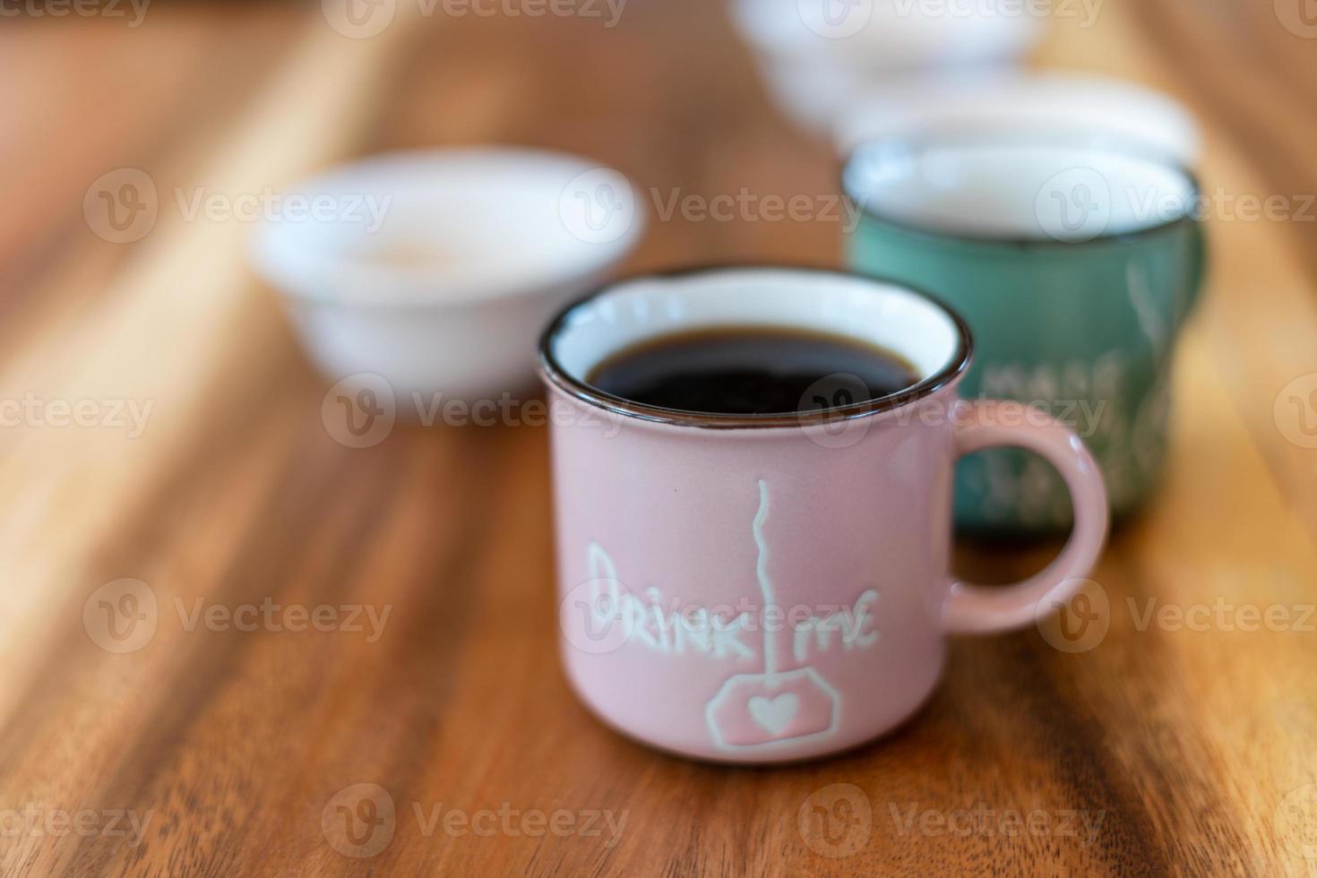 kopp bryggt svart kaffe på träbordet foto