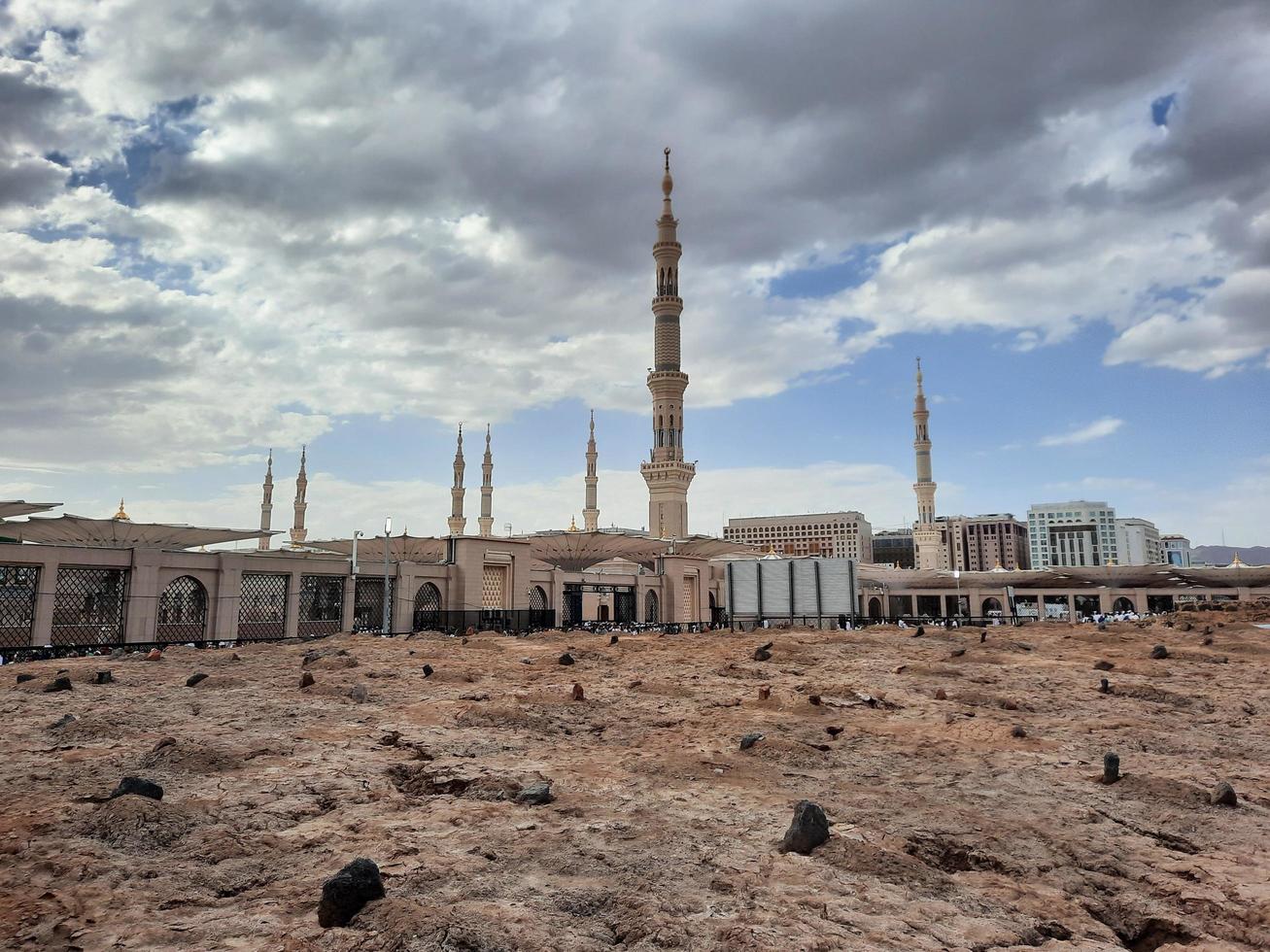 medina, saudi Arabien, april 2023 - interiör se av jannat al-baqi historisk kyrkogård av madinah. detta kyrkogård är belägen nära masjid al-nabawi i madinah. foto