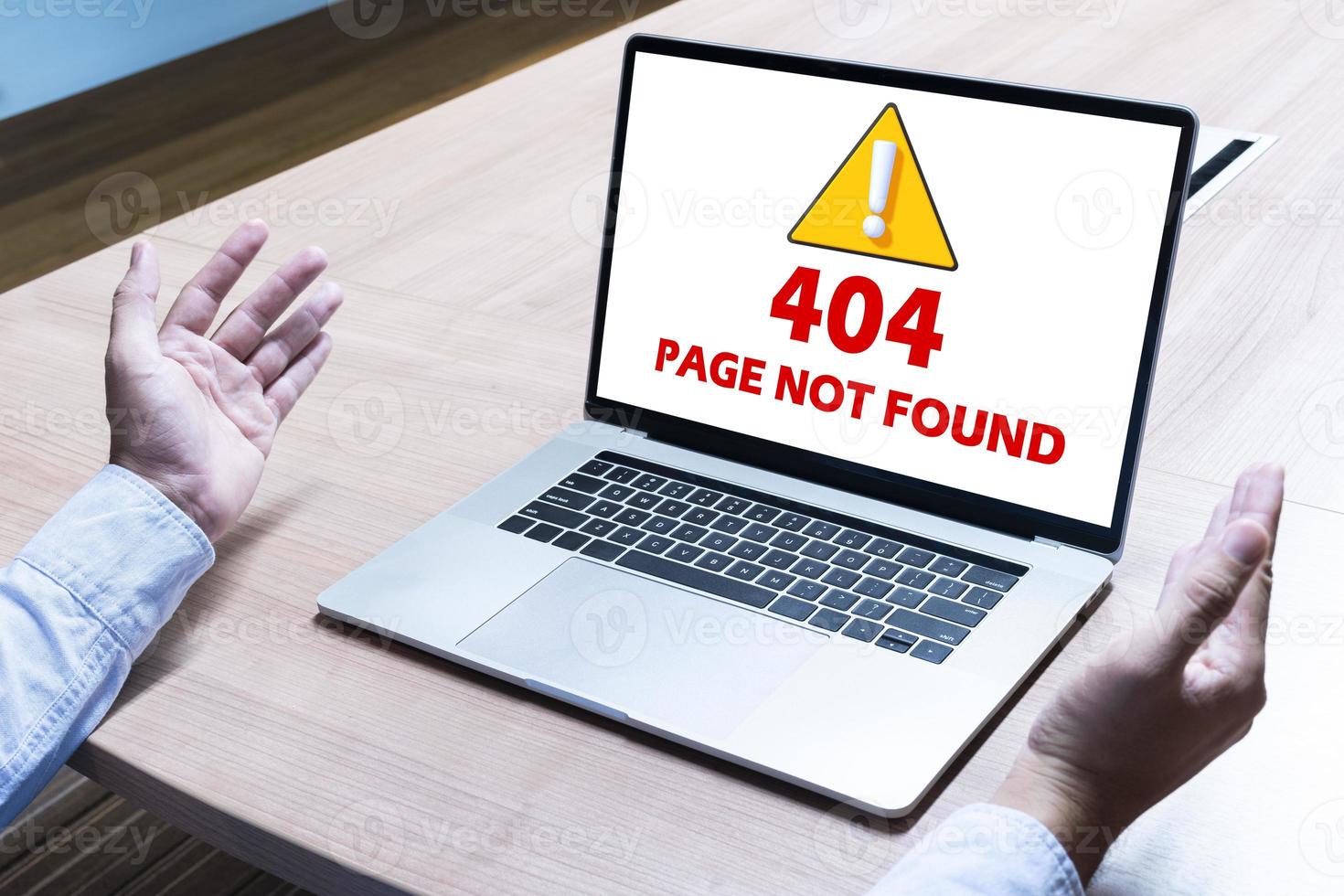 affärsman spridning ut din händer med uppmärksamhet ikon och meddelande 404 sida inte hittades på visa bärbar dator foto