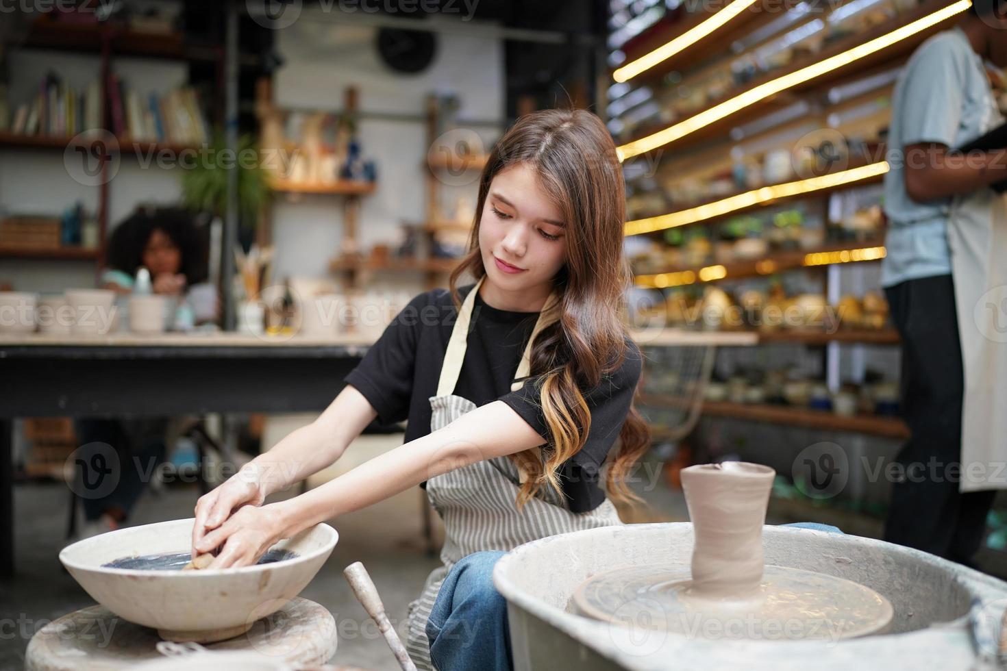 små företag ägare av ung människor skapande krukmakeri foto