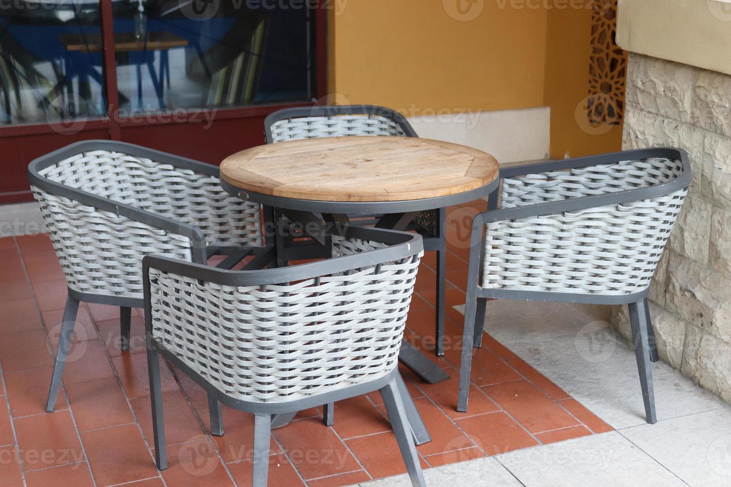 balkong utomhus- rotting stol fyra bit set, utomhus grå tabell och stol foto