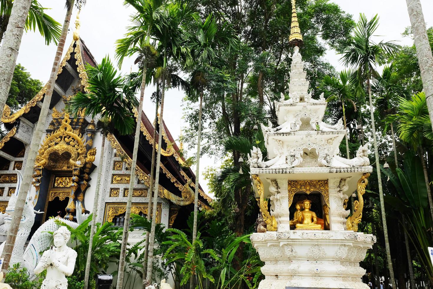 arv gyllene och vit fristad och kapell i de tempel av lanna stil på Chiang Mai provins, thailand foto