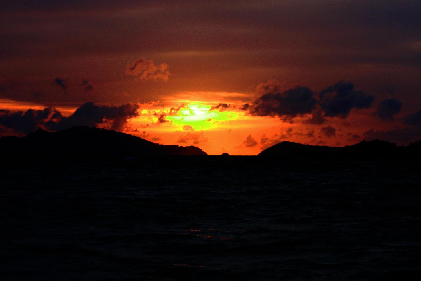 skön marinmålning och tropisk ö med himmel i skymning av solnedgång över de berg i hav på thailand foto