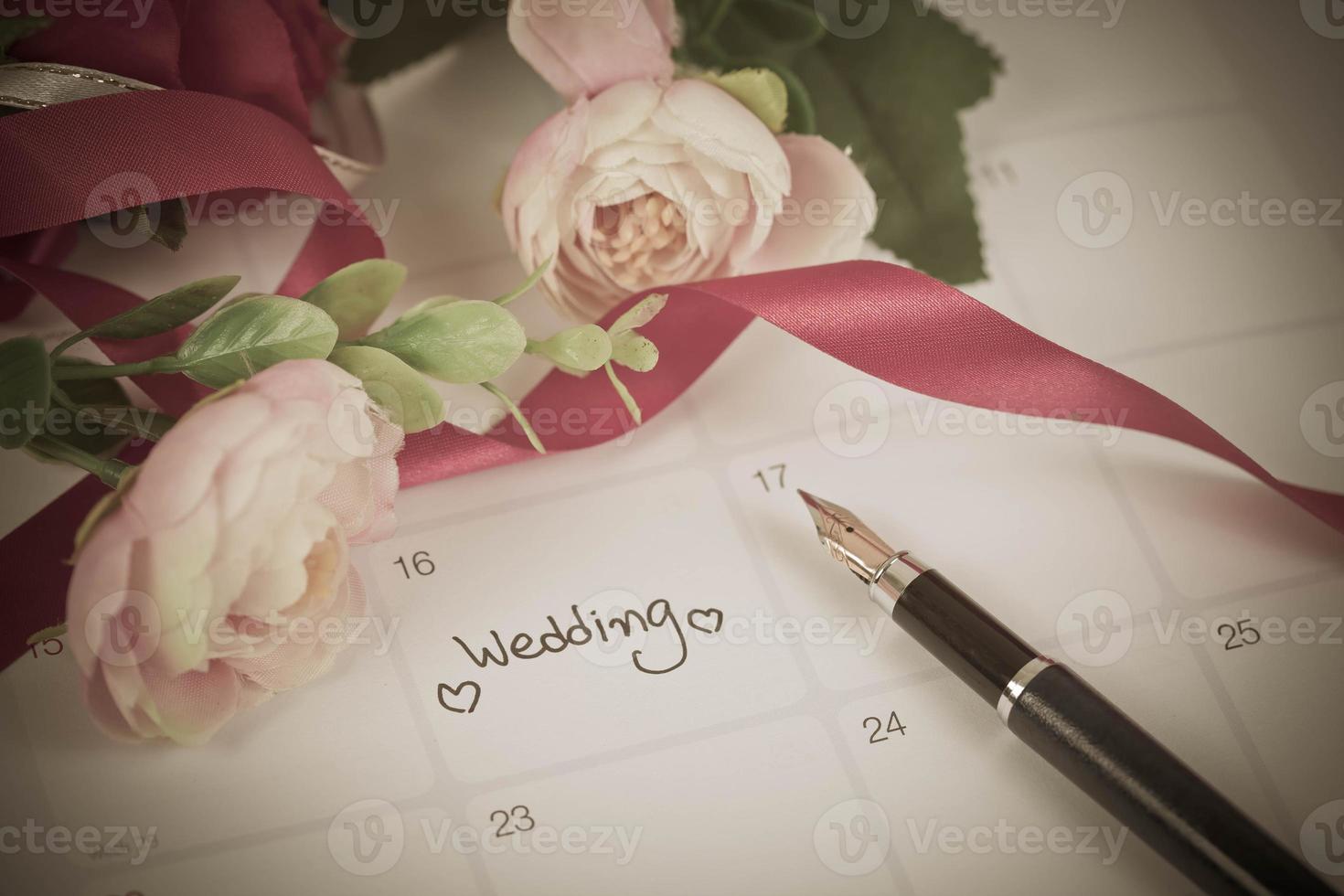påminnelse bröllop dag i kalender planera och fontän penna med Färg tona. foto