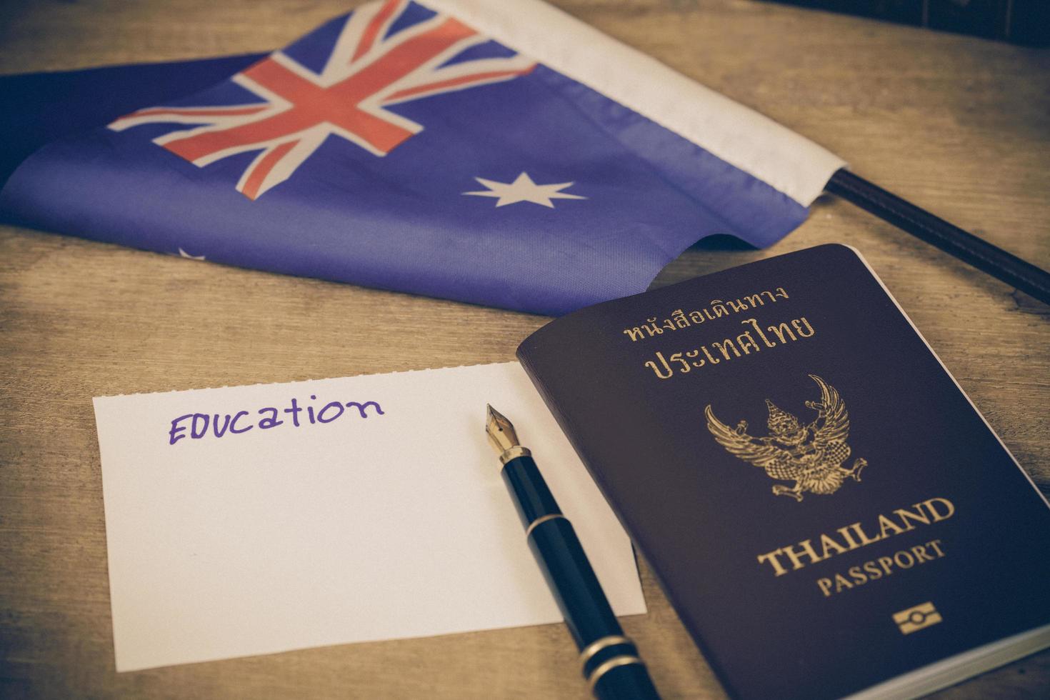 utbildning i Australien koncept, pass och vit notera på Australien flagga . foto