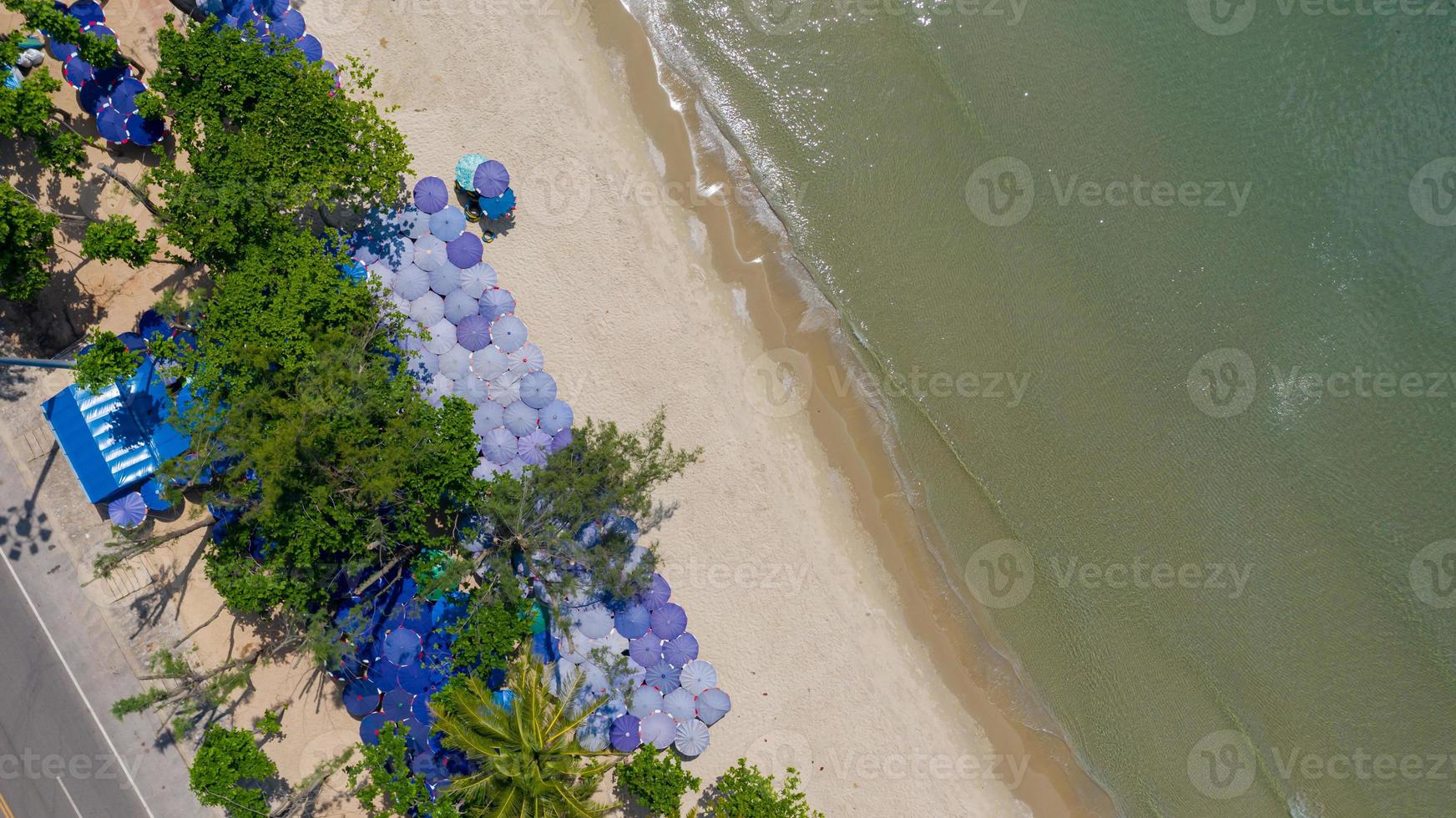 Flygfoto ovanifrån av vacker strand på morgonen i Thailand foto