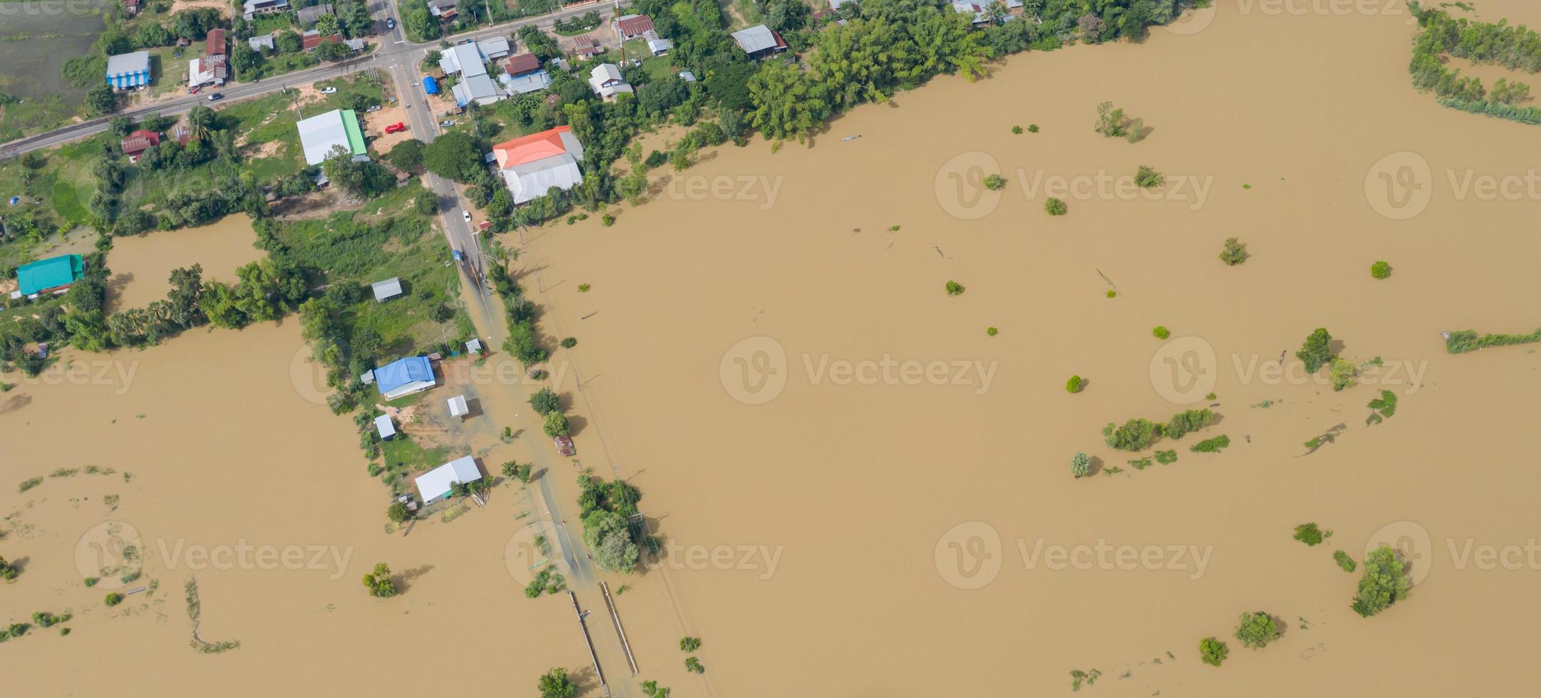 Flygfoto ovanifrån av översvämmade rismarker och byn foto