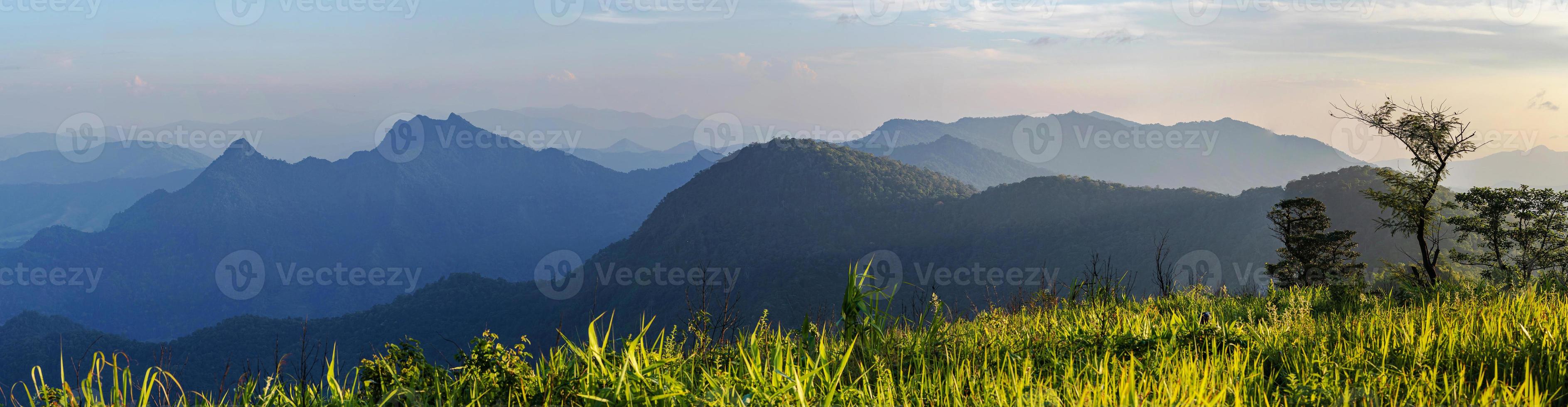 panoramautsikt över det höga berget i norra Thailand foto