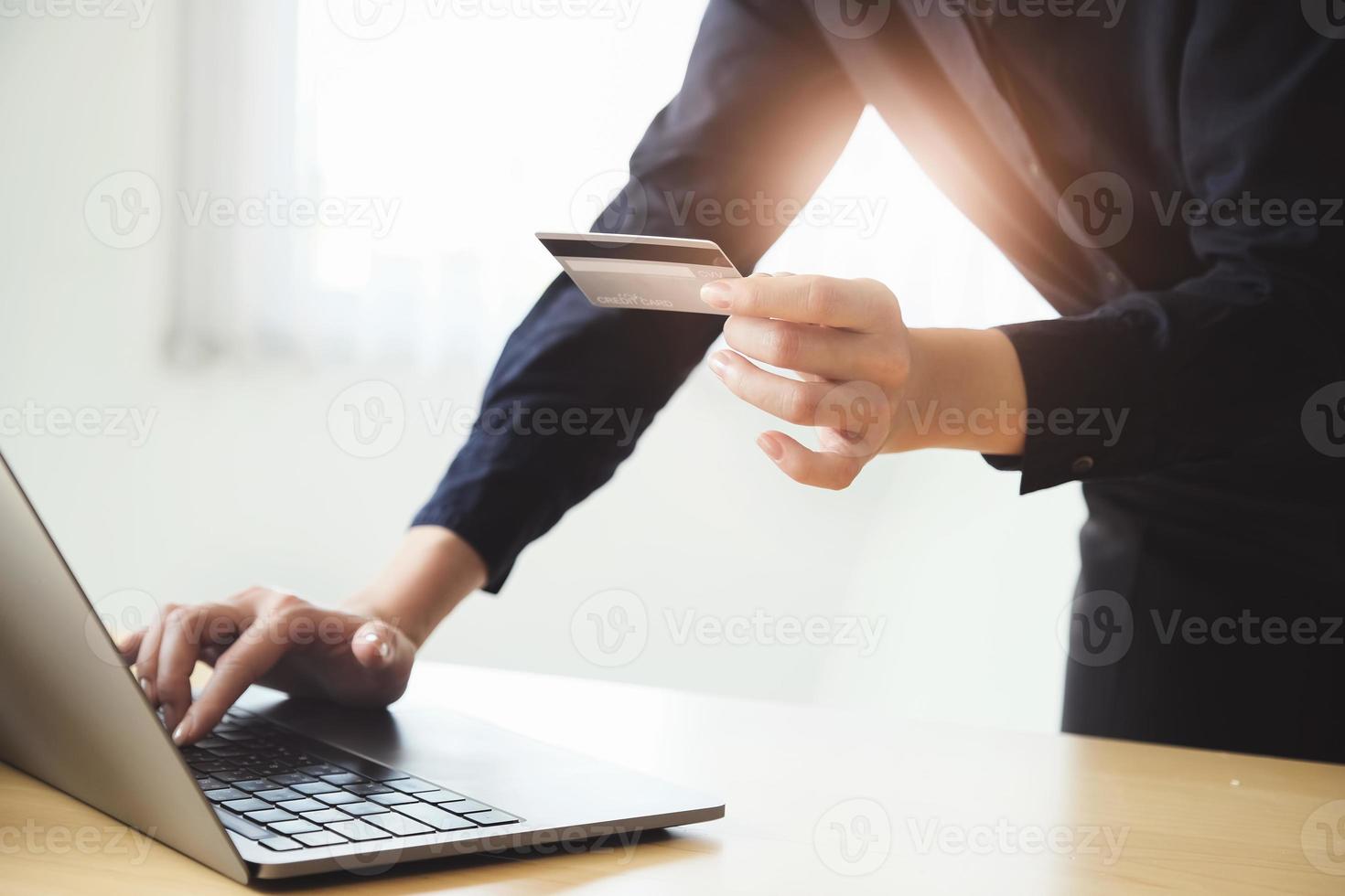 kvinna som matar in kreditkortsinformation foto