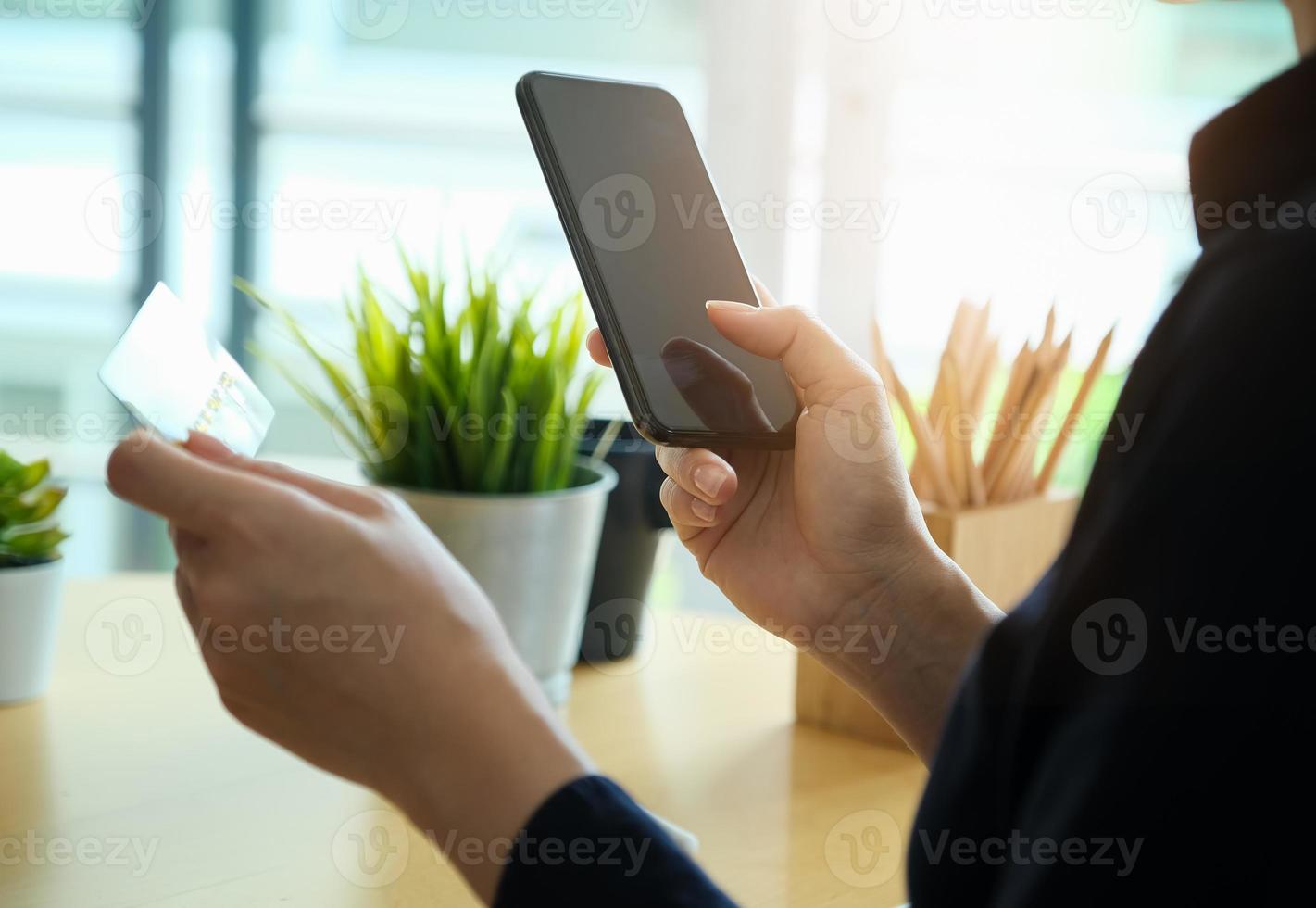 kvinna som betalar på sin smartphone foto