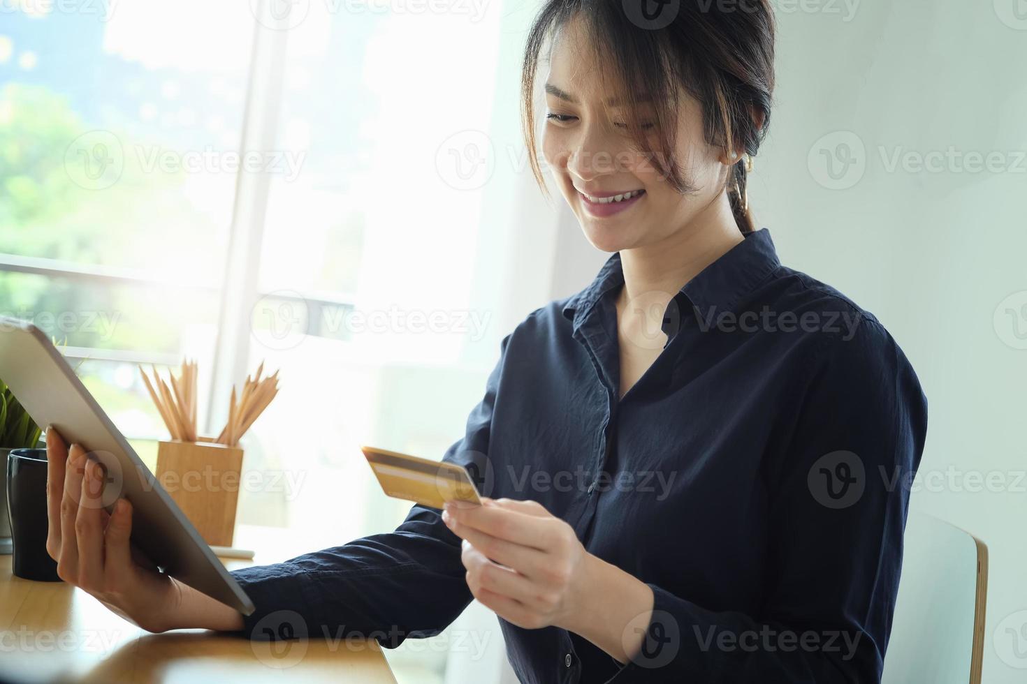 kvinna som betalar på sin tablett foto