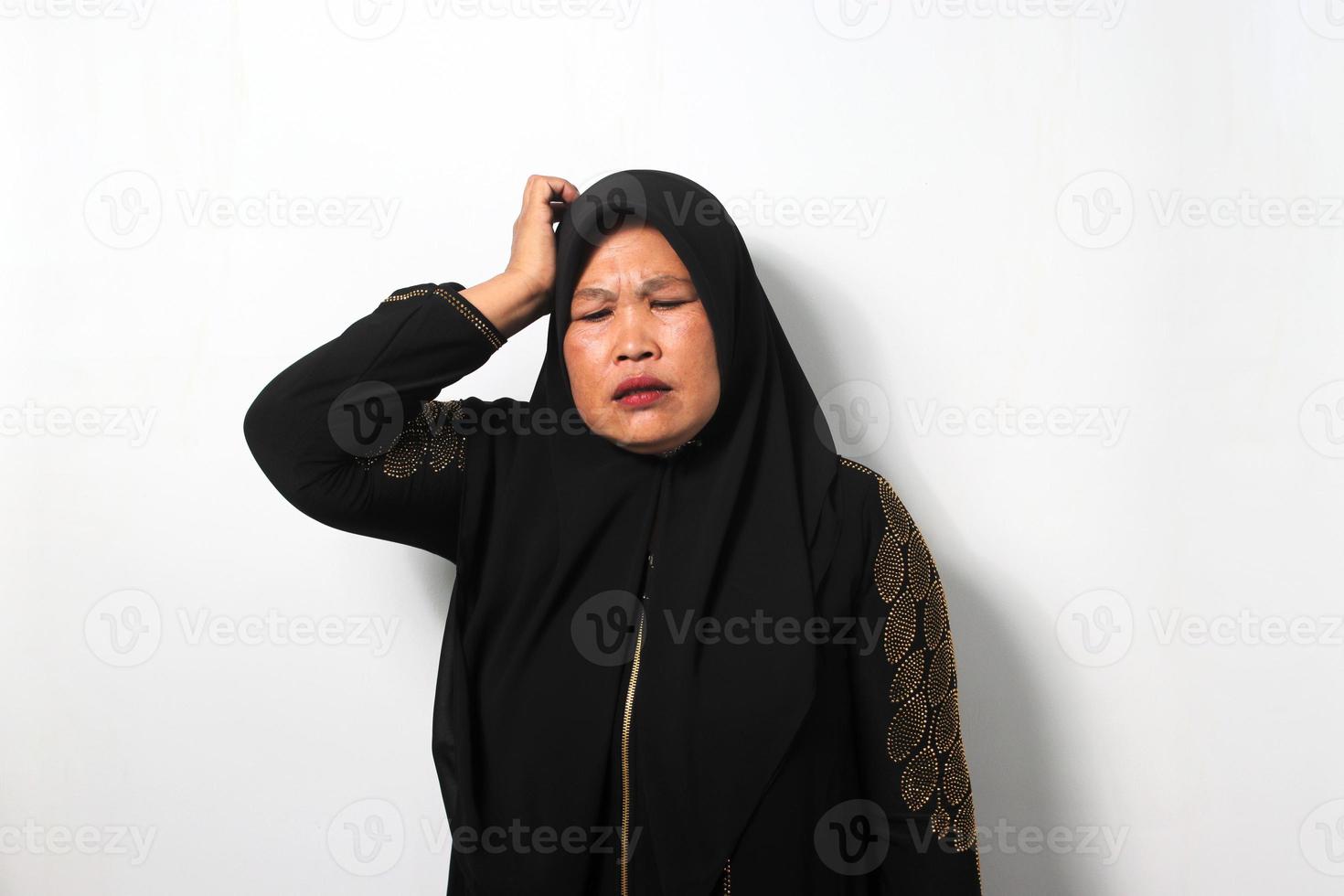 fundersam mitten åldrig asiatisk kvinnor bär hijab tänkande med hand på huvud känner förvirrad foto