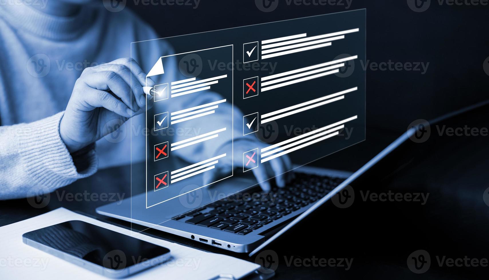 checklista och Urklipp uppgift dokumentation förvaltning, företag människor arbetssätt bärbar dator checklista frågeformulär bedömning form, uppkopplad undersökning uppkopplad examen välja de rätt svar i de examen foto