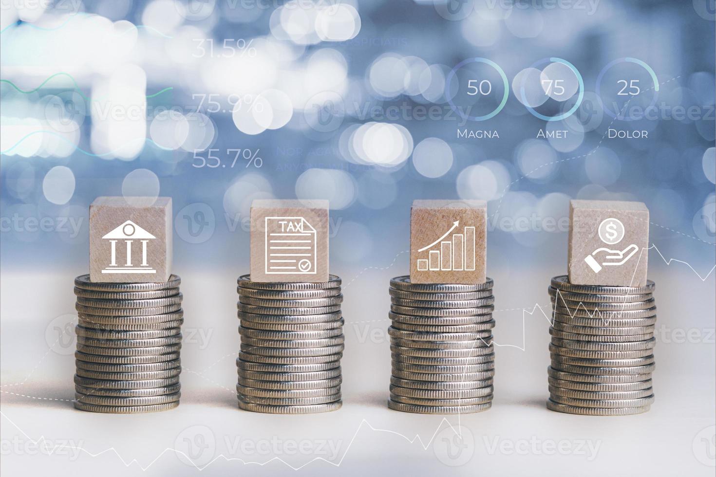 sparande Bank och trä- blockera kub begrepp, mynt och rader tillväxt, stock marknadsföra eller forex handel Graf och ljusstake Diagram lämplig för finansiell investering pengar, valuta utbyta bakgrund foto